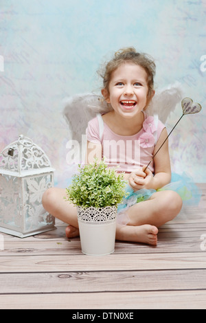 Niedliche Hexe mit ausgefallenen Zauberstab lachen Stockfoto