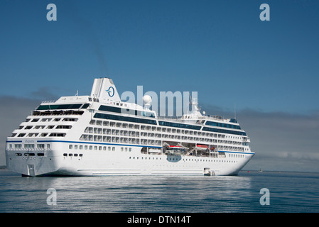 Brasilien, Rio De Janeiro, Buzios. Oceania Schiff, Regatta, verankert vor der Küste von Buzios, Brasilien. Stockfoto