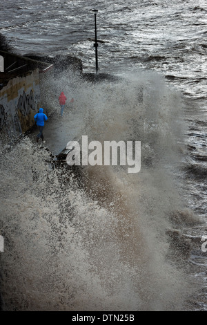 Zwei Personen laufen wie Absturz "Wellenlinien" über den Strand von Clifton Somerset South West England UK Stockfoto