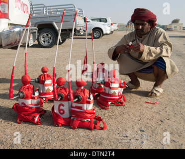 Ferngesteuerte Roboter Jockeys für Verkauf bei Kamelrennen in Dubai Camel Racing Club in Al Marmoum in Dubai Vereinigte Arabische Emirate Stockfoto