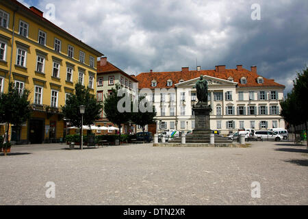 Die Skala in den Jahren 1835-1840-Platz hieß ursprünglich Franzensplatz, nach Kaiser Francis I von Österreich. Dieser Ort nach dem Brand von Ständische Theater, heutige Playhouse angelegt. Mitten auf dem Platz gibt es ein Denkmal Kaiser Franz Stockfoto