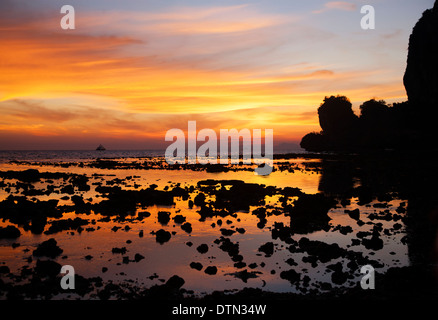 Schönen Sonnenuntergang in Railay Beach, Krabi Stockfoto