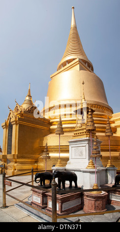 Wat Phra Kaeo, der Tempel des Smaragd-Buddha und die Heimat des thailändischen Königs. Wat Phra Kaeo ist einer der bekanntesten touristischen Bangkoks Stockfoto