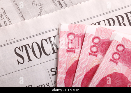 100 Yuan chinesische Währung auf Aktienanlage Abschnitt einer Zeitung Stockfoto