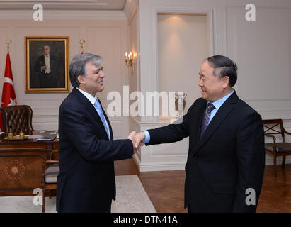 Ankara, Türkei. 21. Februar 2014. Türkischen Präsidenten Abdullah Gül (L) trifft sich mit chinesischen Nobel Laureate Mo Yan in Ankara, Türkei, 21. Februar 2014. Türkei hier am Mittwoch gesagt, dass es 100 chinesischen Intellektuellen Projekt mit den neuesten Besuch des chinesischen Nobel Laureate Mo Yan, der nach Istanbul kam Anfang dieser Woche erreicht hat. Bildnachweis: Türkische Presidential Palace/Xinhua/Alamy Live-Nachrichten Stockfoto