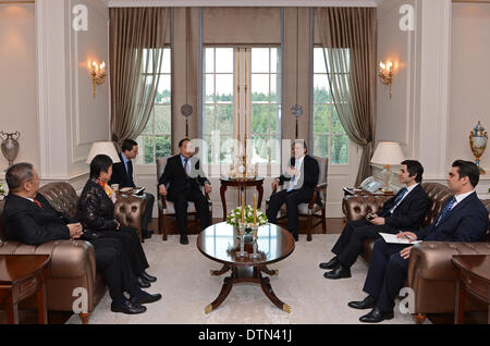 Ankara, Türkei. 21. Februar 2014. Der türkische Präsident Abdullah Gül (3. R) trifft sich mit chinesischen Nobel Laureate Mo Yan (4 L) in Ankara, Türkei, 21. Februar 2014. Türkei hier am Mittwoch gesagt, dass es 100 chinesischen Intellektuellen Projekt mit den neuesten Besuch des chinesischen Nobel Laureate Mo Yan, der nach Istanbul kam Anfang dieser Woche erreicht hat. Bildnachweis: Türkische Presidential Palace/Xinhua/Alamy Live-Nachrichten Stockfoto