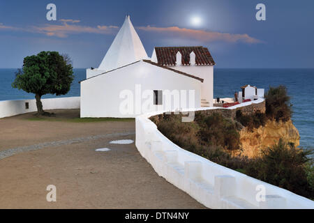 Portugal, Algarve, Armacao de Pera, Capela Nossa Senhora da Rocha, Kapelle, katholische Kapelle, Heiligtum, Reisen, Tourismus, Sightseeing, Algarve Highlights, Meer, Felsen, Blick, Abend, Sonne, Meer, Kapelle unserer lieben Frau von den Felsen, Blick aufs Meer, Meerblick, weiß gewaschen Stockfoto