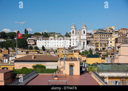 Römischen Dächer mit Kirche Trinita' dei Monti in der Ferne. Rom, Italien Stockfoto