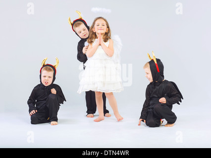 Engelchen und drei niedlichen Teufel Stockfoto