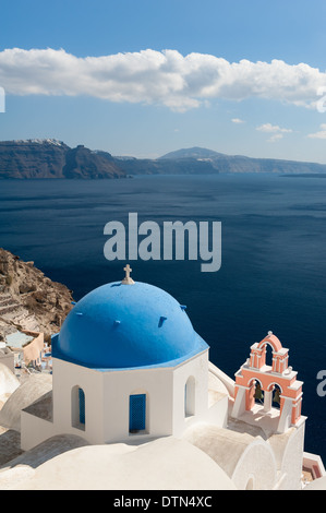 Kirche-Kuppel und Glockenturm in Oia Santorini Stockfoto