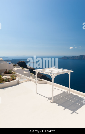 Terrasse mit Sonnenschirm auf Santorini Griechenland Stockfoto