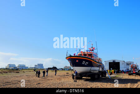 Dungeness, Kent, UK. 21. Februar 2014. Neues Rettungsboot wird voraussichtlich 13:00 heute ankommen. Das bestehende Mersey Klasse Boot, im Bild, sehen Dienst an der Westküste von Irland Dungeness verlässt, nach Abschluss der Ausbildung auf dem neuen Shannon Klasse Boot. Bildnachweis: David Burr/Alamy Live-Nachrichten Stockfoto