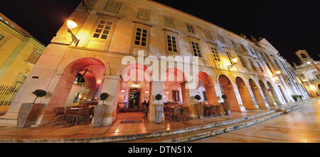 Portugal, Algarve, Faro, Columbus Bar, Gebäude, Arkaden, historischen Zentrum von Faro, Nacht, Reise, Tourismus, Hauptstadt der Algarve, Nacht, Beleuchtung, Panorama, Panorama, fisheye-Objektiv, Schnitt, schwarzer Himmel, Architektur, Haus, Zentrum von Faro, beleuchtet Stockfoto