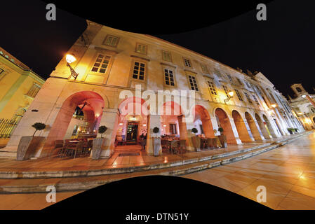 Portugal, Algarve, Faro, Columbus Bar, Gebäude, Arkaden, historischen Zentrum von Faro, Nacht, Reise, Tourismus, Hauptstadt der Algarve, Nacht, Beleuchtung, Panorama, Panorama, fisheye-Objektiv, Schnitt, schwarzer Himmel, Architektur, Haus, Zentrum von Faro, beleuchtet Stockfoto