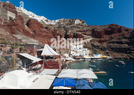 Dorf und Hafen von Amoudi in Santorini Griechenland Stockfoto