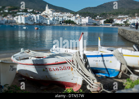 Kleine Fischerboote am Strand im Meer des Künstlers Stadt Cadaques, Halbinsel Cap de Creus, Costa Brava, Katalonien, Spanien Stockfoto