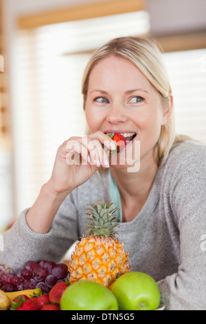 Nahaufnahme von Frau eine Erdbeere essen Stockfoto