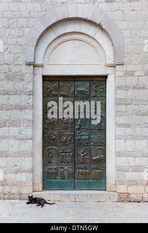 Kirche St. Maria. Tür mit Reliefs aus dem Leben des seligen Osanna von Cattaro. Kotor, Montenegro Stockfoto