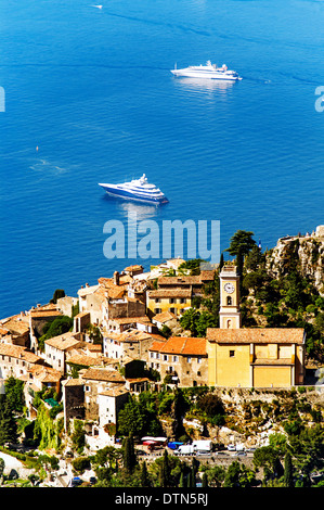 Europa, Frankreich, Alpes-Maritimes. Das berühmte hochgelegene Dorf Eze. Stockfoto