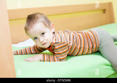 Nettes Kind junge liegend im Bett zu Hause Stockfoto