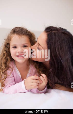 Mutter ihre Töchter Wange küssen Stockfoto