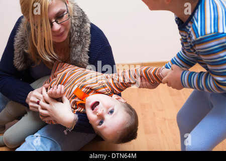 Frau und zwei Kinder kämpfen. Stockfoto