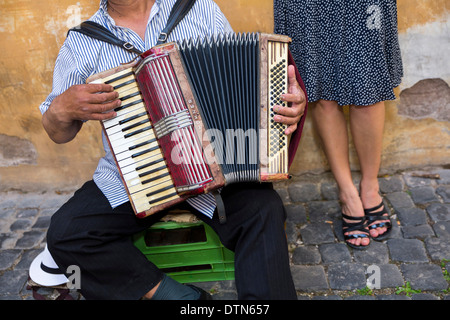 Straßenmusiker spielen Akkordeon Stockfoto