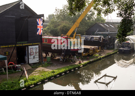 Parvis Wharf zwischen alten und neuen Parvis Straßenbrücken, Byfleet, Surrey, UK Stockfoto