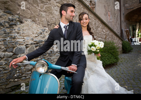 Braut und Bräutigam auf einer vespa Stockfoto