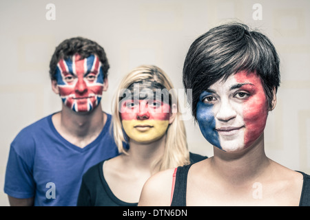 Porträt junger Menschen mit bemalten europäischen Flaggen auf ihren Gesichtern. Stockfoto