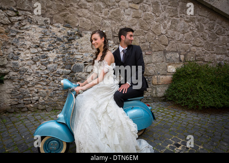 Braut und Bräutigam auf einer vespa Stockfoto