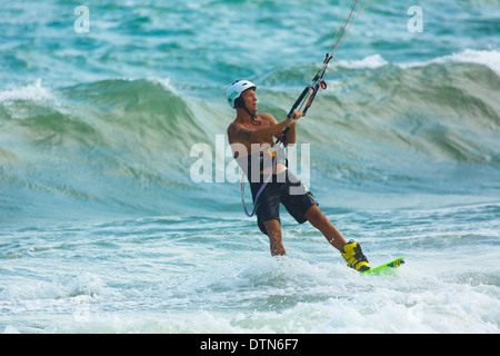 Nicht identifizierte Kitesurfer in Mui Ne resort Stockfoto