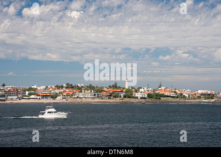 Uruguay, Punta del Este. Blick auf das Küstengebiet des beliebten Ferienort Stadt von Punta del Este. Leuchtturm (Faro), um 1860. Stockfoto