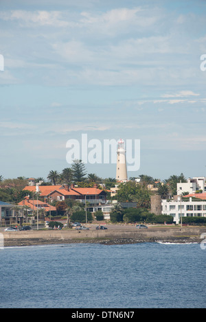 Uruguay, Punta del Este. Blick auf das Küstengebiet des beliebten Ferienort Stadt von Punta del Este. Leuchtturm (Faro), um 1860. Stockfoto