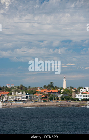 Uruguay, Punta del Este. Blick auf das Küstengebiet des beliebten Ferienort Stadt von Punta del Este. Leuchtturm (Faro), um 1860. Stockfoto