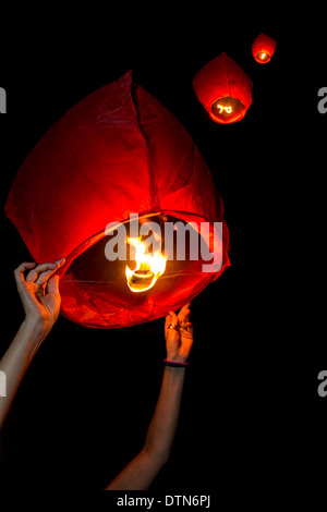 Start von Himmelslaternen in der Nacht Stockfoto