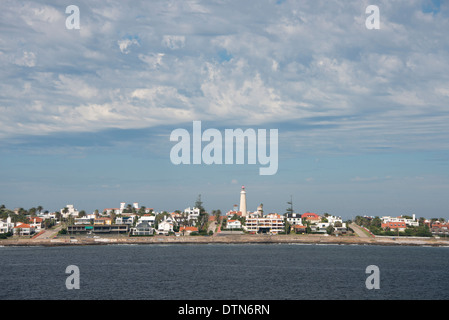 Uruguay, Punta del Este. Blick auf das Küstengebiet des beliebten Ferienort Stadt von Punta del Este. Leuchtturm (Faro), um 1860. Stockfoto