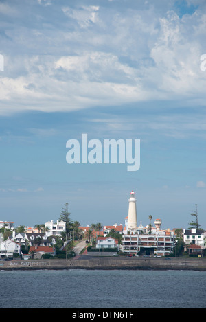 Uruguay, Punta del Este. Blick auf das Küstengebiet des beliebten Ferienort Stadt von Punta del Este. Leuchtturm (Faro), um 1860. Stockfoto