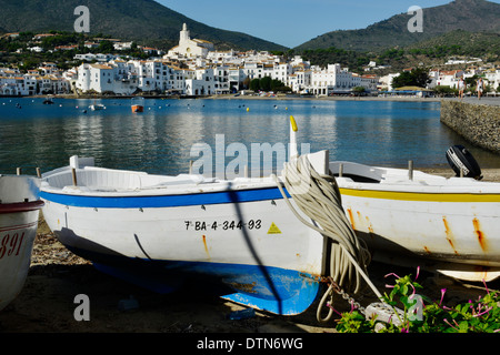 Kleine Fischerboote am Strand im Meer des Künstlers Stadt Cadaques, Halbinsel Cap de Creus, Costa Brava, Katalonien, Spanien Stockfoto