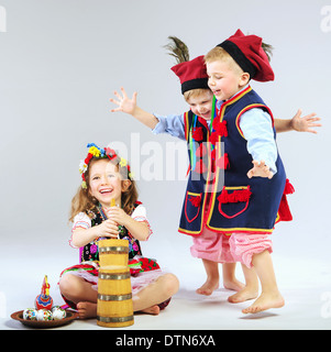 Drei kleine Kinder, die in traditionellen Kostümen Stockfoto