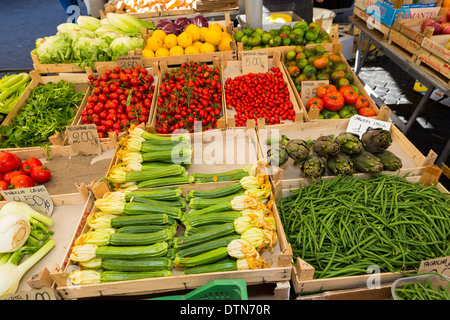 Gemüse zum Verkauf an eine italienische Obst- und Gemüsemarkt Stockfoto