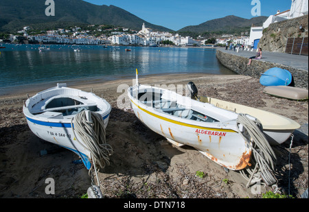 Kleine Fischerboote am Strand im Meer des Künstlers Stadt Cadaques, Halbinsel Cap de Creus, Costa Brava, Katalonien, Spanien Stockfoto