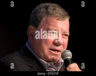 Frankfurt am Main, Deutschland. 21. Februar 2014. Kanadischer Schauspieler William Shatner, berühmt für seine Schilderung von Captain James Tiberius Kirk in der Science-Fiction-Fernsehserie Star Trek, spricht auf einer Pressekonferenz in Frankfurt/Main, Deutschland, 21. Februar 2014. Tausende von Fans der Serie sollen bei der Veranstaltung "Destination Star Trek" zu erfüllen. Foto: FRANK RUMOENHORST/Dpa/Alamy Live News Stockfoto