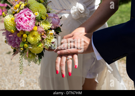 Braut und Bräutigam mit Brautstrauß Stockfoto