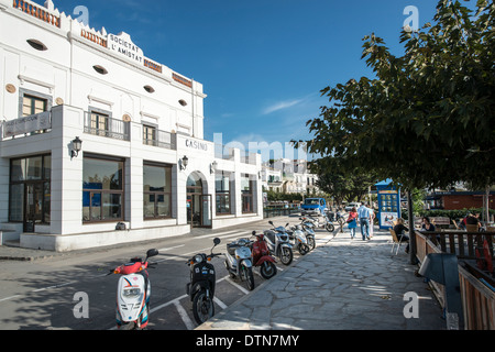 Das Casino De La Amistat in die weiß gewaschene Küstenort Cadaques, Halbinsel Cap de Creus, Costa Brava, Katalonien, Spanien Stockfoto