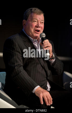 Frankfurt am Main, Deutschland. 21. Februar 2014. Kanadischer Schauspieler William Shatner, berühmt für seine Schilderung von Captain James Tiberius Kirk in der Science-Fiction-Fernsehserie Star Trek, spricht auf einer Pressekonferenz in Frankfurt/Main, Deutschland, 21. Februar 2014. Tausende von Fans der Serie sollen bei der Veranstaltung "Destination Star Trek" zu erfüllen. Foto: FRANK RUMPENHORST/Dpa/Alamy Live News Stockfoto