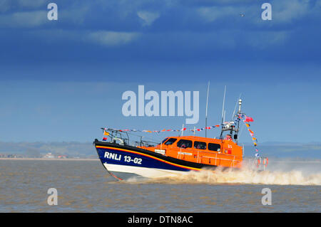 Dungeness, Kent, UK. 21. Februar 2014.Heading für den Strand. Neue Shannon Klasse Rettungsboot kommt bei Dungeness Credit: David Burr/Alamy Live News Stockfoto