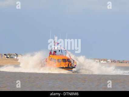 Dungeness, Kent, UK. 21. Feb 2014.New Shannon Klasse Rettungsboot auf eine beeindruckende Show, setzt als es am Strand bei Dungeness Kredit ankommt: David Burr/Alamy Live News Stockfoto