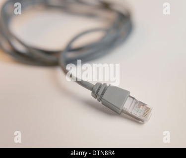 Ein grauer Ethernet-LAN-Kabel. Stockfoto