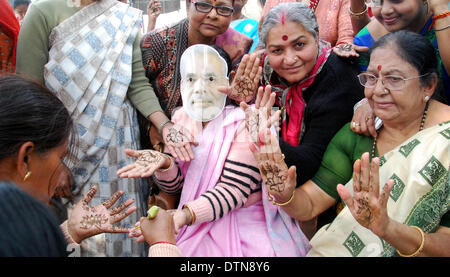 Allahabad, Indien. 21. Februar 2014.  Bhartiya Janta Partei Frauen Arbeiter und Unterstützer Heena in Form eines Lotus als Partei Symbol Durng "Modi Lao Desh Bachao" Kampagne in Allahabad am Freitag angewendet. Aufwand der Bharatiya Janata Party (BJP, 1980 gegründet, und es ist die zweite größte politische Partei in Indien) als Teil seines Plans bei den kommenden Lok Sabha Wahlen nächstes Jahr Frauen "Mehndi" oder Henna Paste verwenden, um eine "Lotus" auf den Handflächen der Frauen während ihrer städtischen und ländlichen Wahlkampf zeichnen zu organisieren. (Foto von Prabhat Kumar Verma/Pacific Press) Bildnachweis: Pazifische Presse/Alamy Live-Nachrichten Stockfoto